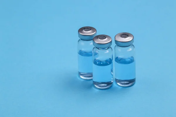 Glazen Vaccins Een Blauwe Achtergrond — Stockfoto