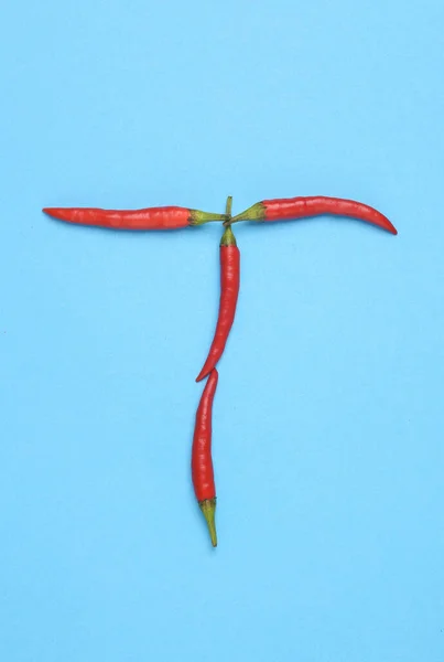 Brev Tillverkad Röd Chili Paprika Blå Bakgrund — Stockfoto