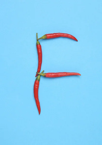 Brev Gjord Röd Chilipeppar Blå Bakgrund — Stockfoto