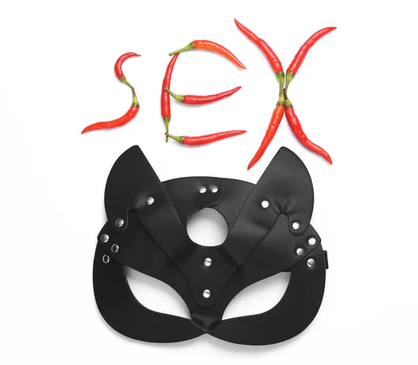赤唐辛子と白地に隔離された猫のマスクで作られたセックスという言葉 親密なゲーム ロマンチックな エロ概念 — ストック写真