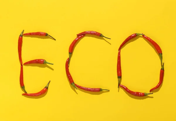 Wort Eco Aus Roter Chilischote Auf Gelbem Hintergrund — Stockfoto