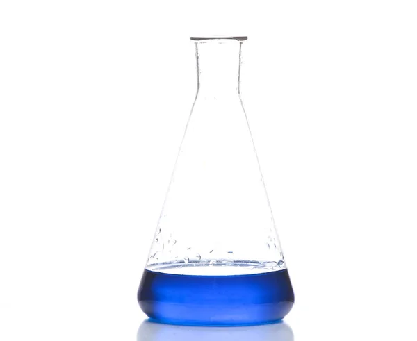 白い背景に反射して隔離された青色の液体を持つ研究室のフラスコ — ストック写真