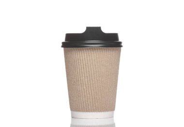 Beyaz arka planda gölgeli karton kahve fincanı.