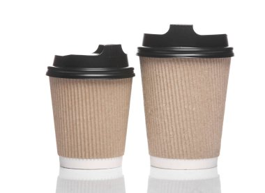 Beyaz arka planda gölgeli karton kahve fincanları.