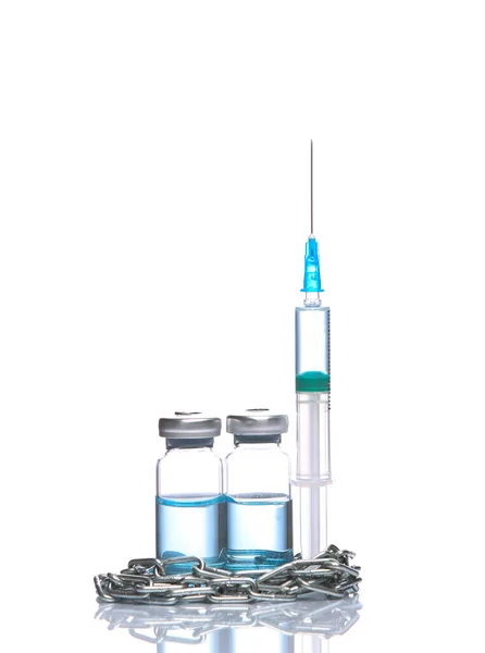 白い背景に鉄の鎖で囲まれた注射器を持つワクチンボトルは反射して隔離されます — ストック写真