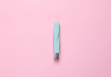 Pembe arka planda mavi klitoral vibratör. Asgari seks hala hayat