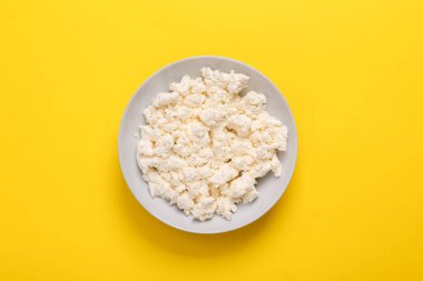 Süzme peynirli bir tabak sarı ördek. Üst görünüm