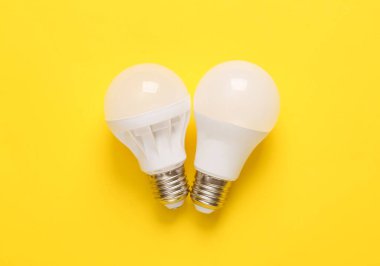 Sarı arka planda iki tane kurşun ampul. Üst görünüm