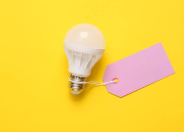 Sarı arka planda fiyat etiketli öncü ampul