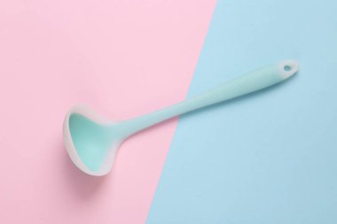 Pembe arka planda silikon kepçe. Üst görünüm