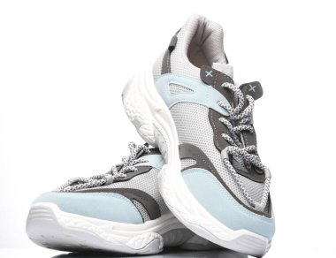 Spor ayakkabıları beyaz arkaplanda izole