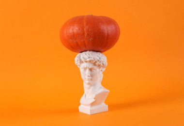 En az cadılar bayramı hala hayattadır. David turuncu arka planda balkabağıyla yakalandı