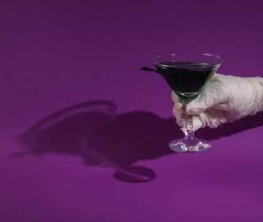 Annenin eli mor arka planda beyaz bandajlarla sarılı. Cadılar Bayramı partisi konsepti.