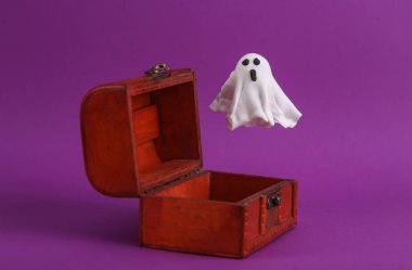 Mor arka planda korsan sandığı koruyan hayalet. Cadılar Bayramı konsepti