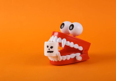 Turuncu arka planda marşmelov hayaleti olan saat dişli canavar.