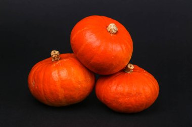 Siyah arkaplanda turuncu balkabakları izole