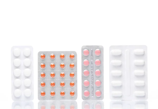 Fogamzásgátlók Buborékcsomagolás Fogamzásgátló Tabletták Óvszer Csomag Izolált Fehér Alapon Reflexió — Stock Fotó