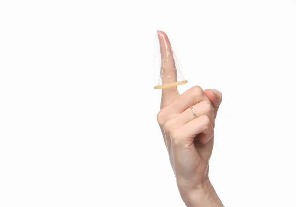 白地に隔離された手の指のコンドーム — ストック写真