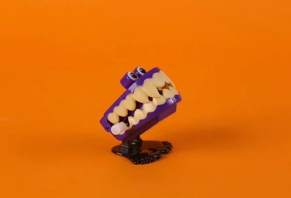 Relógio Halloween Brinquedo Monstro Mandíbula Fundo Laranja — Fotografia de Stock