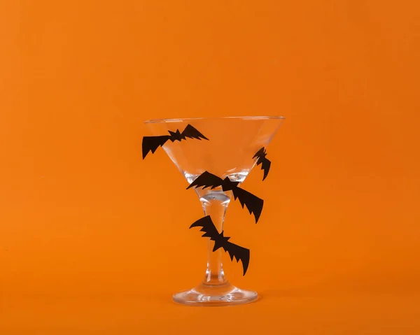 ハロウィンパーティーだ オレンジの背景にコウモリとカクテルグラス — ストック写真