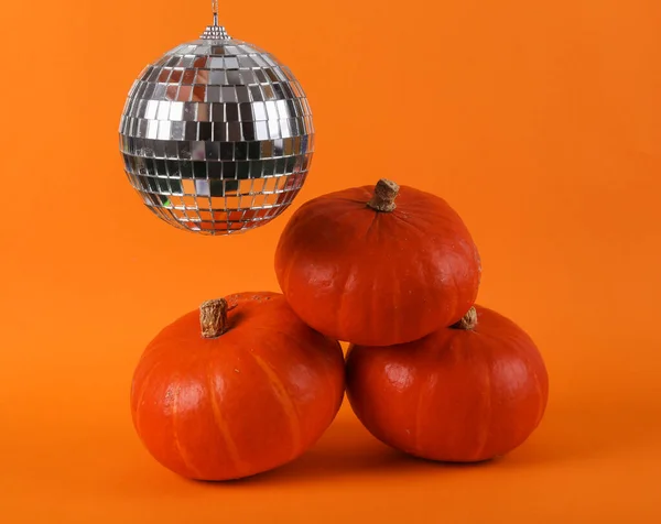 Koncepcja Halloween Party Dyskotekowa Kula Dynią Pomarańczowym Tle — Zdjęcie stockowe