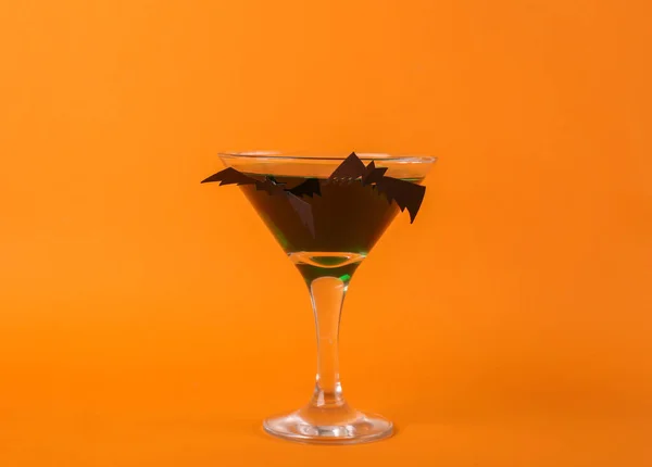 Halloween Party Cocktail Mit Grüner Flüssigkeit Und Fledermäusen Auf Orangefarbenem — Stockfoto