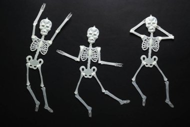 Siyah arka planda dans eden üç komik bebek. Cadılar Bayramı geçmişi