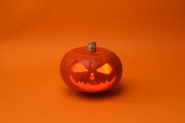 Cadılar Bayramı Balkabağı kafa jack fener turuncu zemin üzerine mumlar yanan ile