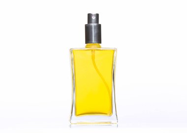 Beyaz zemin üzerinde sarı sıvı bulunan parfüm şişesi.