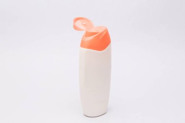 Beyaz arka plan üzerinde izole şampuan şişesi