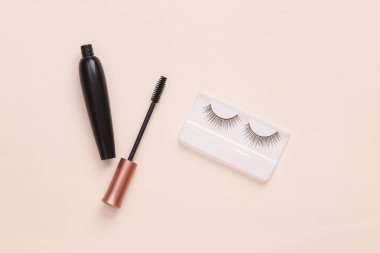 Bej arka planda takma kirpikli Mascara fırçası