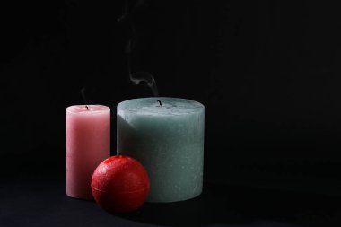 Siyah arkaplanda farklı mum türleri ve şekilleri.