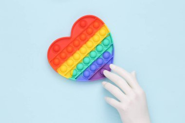 El dokunuşu mavi arka planda anti-stres oyuncağı.