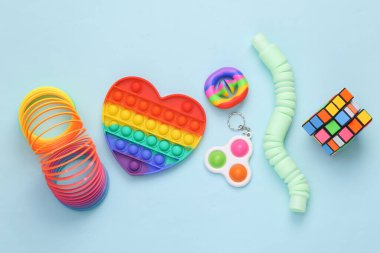 Odessa, Ukrayna - 7 Haziran 2022: Mavi arka planda farklı stres önleyici duyusal oyuncaklar