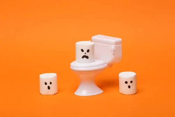 Minimal Halloween Stilleben Toalett Miniatyr Med Halloween Marshmallows Orange Bakgrund — Stockfoto