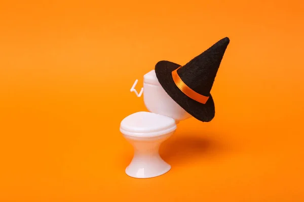Minimales Stillleben Halloween Toilettenminiatur Mit Hexenhut Auf Orangefarbenem Hintergrund Süßes — Stockfoto