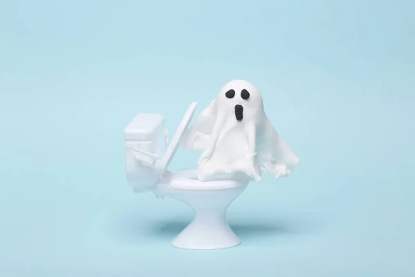 Minimal Halloween Stilleben Toalett Miniatyr Med Spöke Blå Bakgrund Bus — Stockfoto