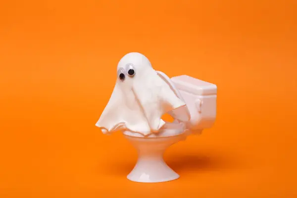 Minimales Stillleben Halloween Toilettenminiatur Mit Geist Auf Orangefarbenem Hintergrund Süßes — Stockfoto