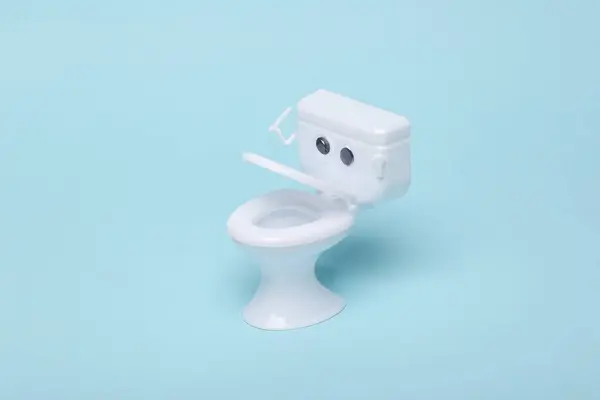 Toilettenminiatur Mit Augen Auf Blauem Hintergrund Kreative Gestaltung — Stockfoto