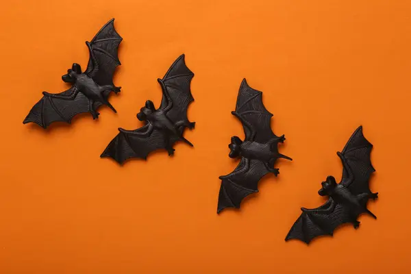 Murciélagos Plástico Sobre Fondo Naranja Decoración Halloween Vista Superior — Foto de Stock