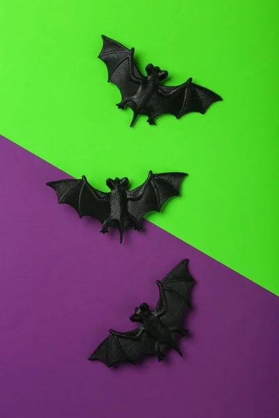 Halloween Decor Plastic Vleermuizen Groene Paarse Achtergrond — Stockfoto