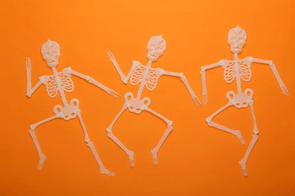 Halloween Pozadí Tančící Kostry Oranžovém Pozadí Horní Pohled — Stock fotografie