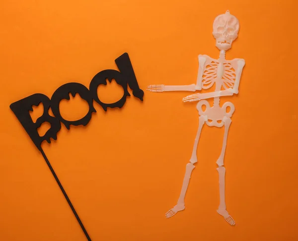 Halloween Háttér Csontváz Boo Szóval Narancssárga Alapon Felülnézet — Stock Fotó
