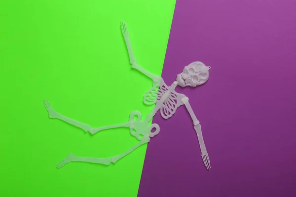 Muñeca Esqueleto Sobre Fondo Verde Púrpura Vista Superior Concepto Halloween — Foto de Stock