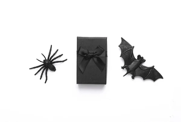 Cadılar Bayramı Dekoru Siyah Hediye Kutusu Beyaz Arka Planda Örümcek — Stok fotoğraf