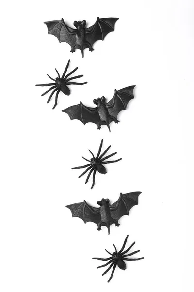 Plastic Spinnen Met Vleermuizen Witte Achtergrond Halloween Decor Bovenaanzicht — Stockfoto