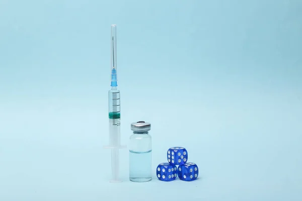Seringue Avec Flacon Vaccin Dés Sur Fond Bleu Risque Vaccination — Photo