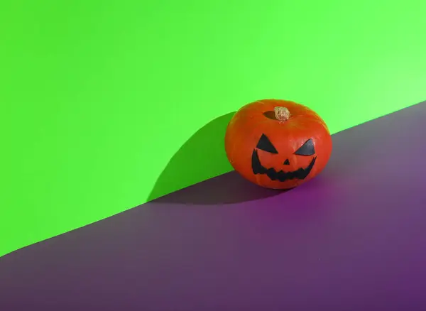 Diseño Creativo Halloween Mínimo Calabaza Halloween Con Cara Miedo Sobre — Foto de Stock