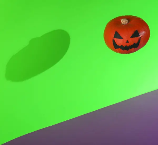 Calabaza Halloween Flotante Con Cara Miedo Sobre Fondo Verde Púrpura — Foto de Stock
