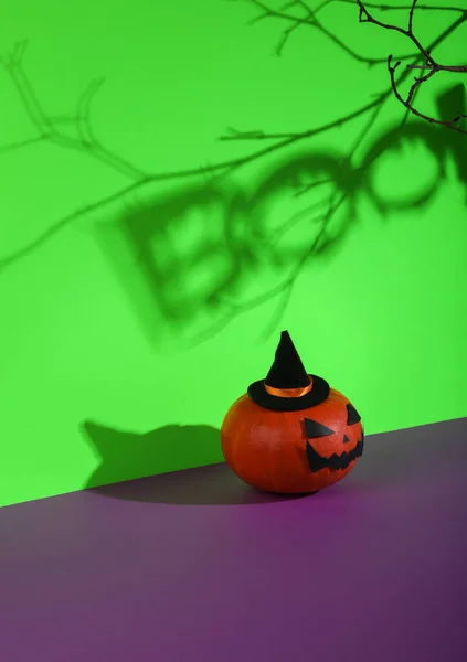 Calabaza Halloween Con Boo Palabra Sombra Sobre Fondo Verde Púrpura — Foto de Stock